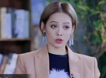 宁静当年蹲在张国立脚边说话,表情谄媚,一旁的章子怡满脸不屑