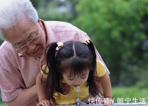 奶奶|奶奶带娃火了,孩子从“露西”变“翠花”,网友调侃:这是亲奶奶