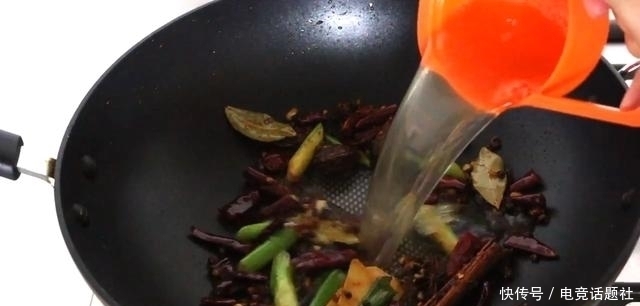 大厨|大厨教学水煮鱼的家常做法,详细讲解鱼片腌制技巧,鱼肉滑嫩无腥