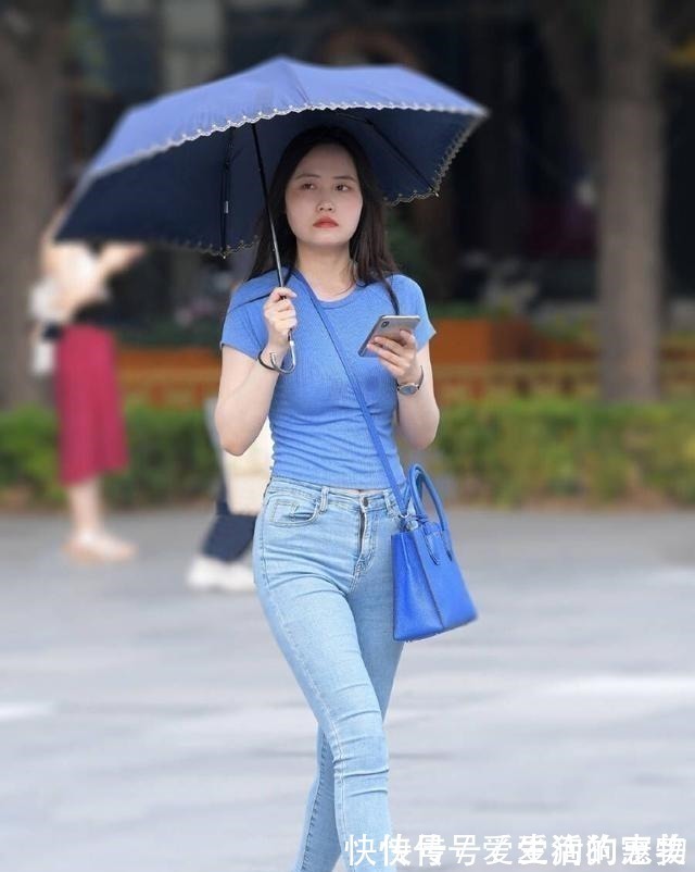 针织面料 打底裤自带仙气,整体搭配显得大方得体,潮范十足!