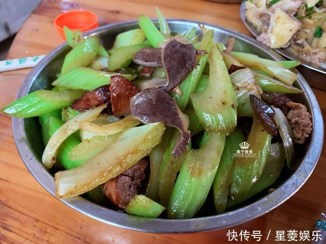 晒晒我们家的除夕年夜饭,总共9道菜,有荤有素,家人都吃得喜悦