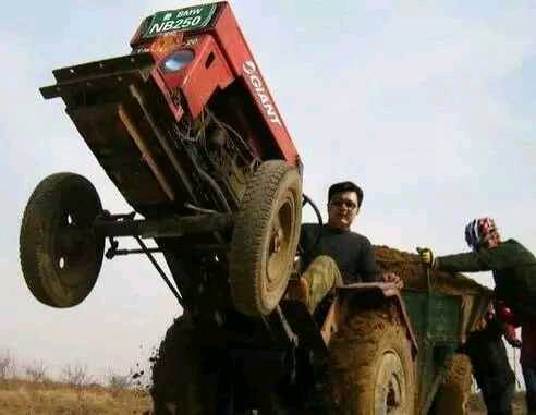 |搞笑图片幽默段子笑话拖拉机也可以抬车头，兄弟你这技术太强了