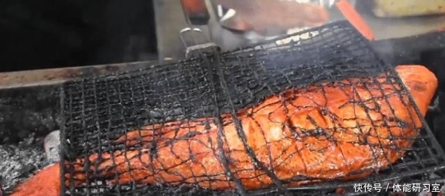 大叔路边卖这种“烧烤”,30元一条,路人不敢吃,顾客不多见了!