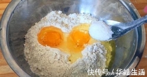 面粉不蒸不烙,打入2个鸡蛋,出锅比红烧肉还香,我家一周准做3次