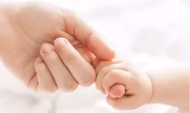小手|新生儿为什么总是握着小手 这是怎么一回事呢