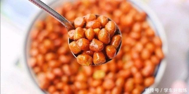 炸花生米|炸花生米时，撒盐撒酒都不对，饭店大厨放点它，30天不回潮