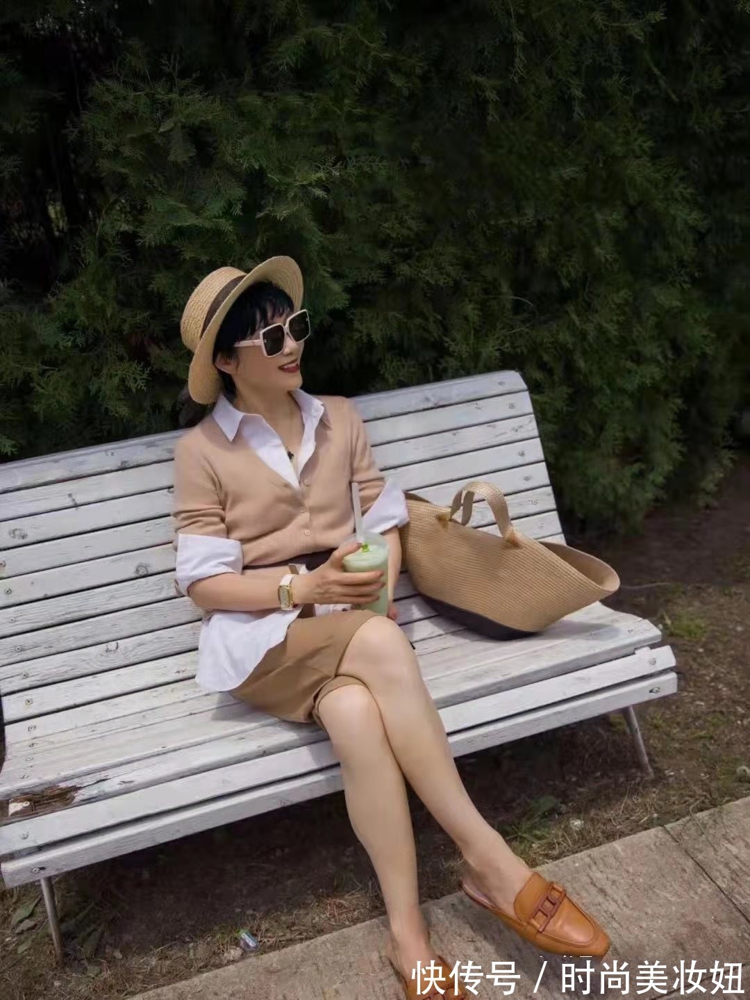 丝巾|这才是大龄女性该有的穿搭,学57岁设计师的搭配,简洁高级又减龄