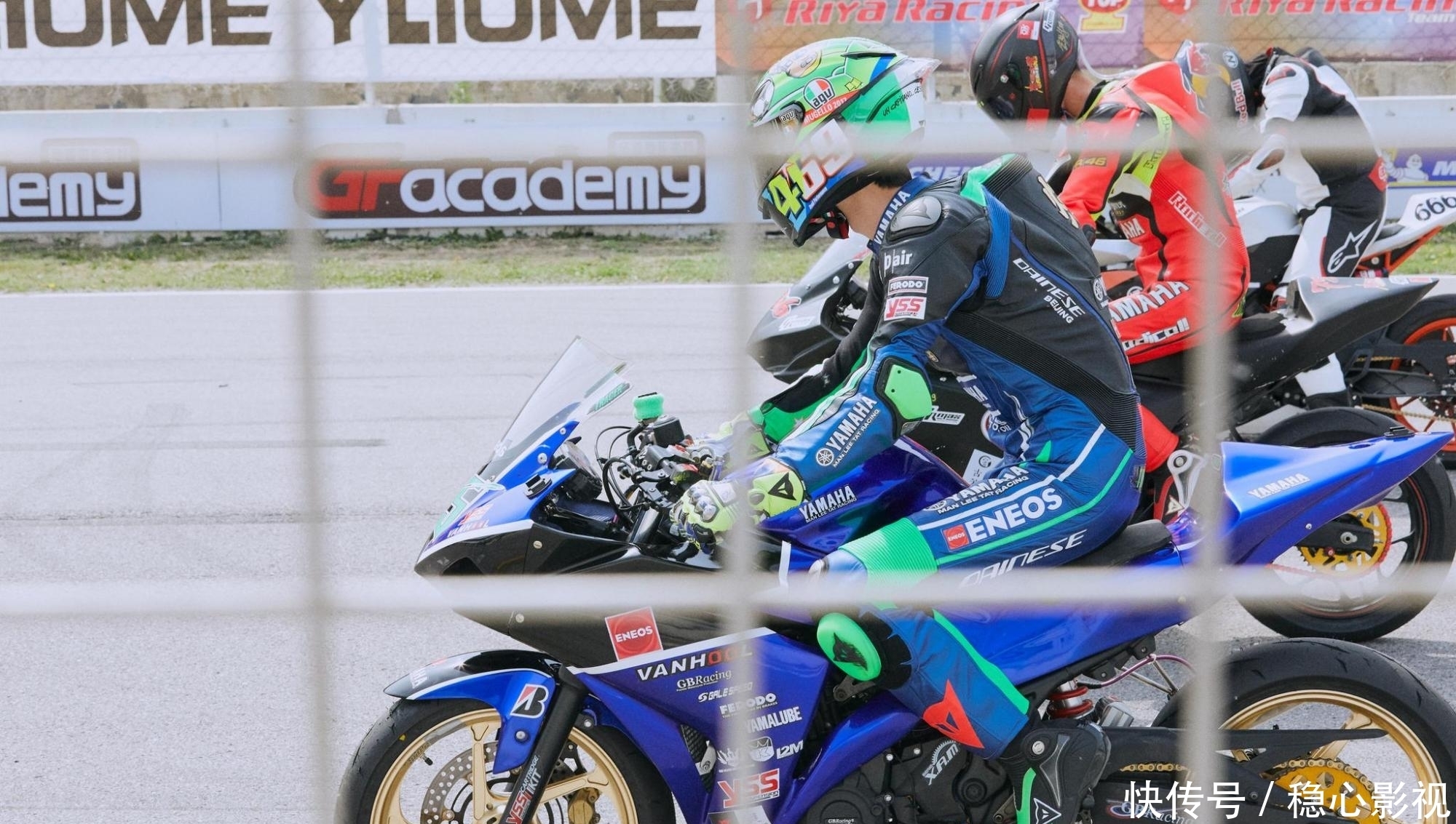 王一博连登春晚元宵晚会:作为顶流的他给肖战带来哪些启示?