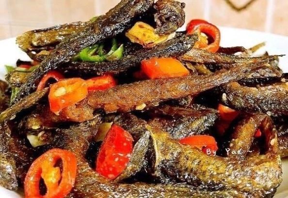 终于找到泥鳅的正确做法,一个小诀窍,不腥不苦,鲜香酥脆超下饭