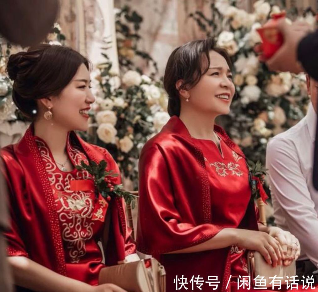 穿搭|两位亲家母真高调!婚礼上同穿红旗袍比美,把新娘风头都给抢了