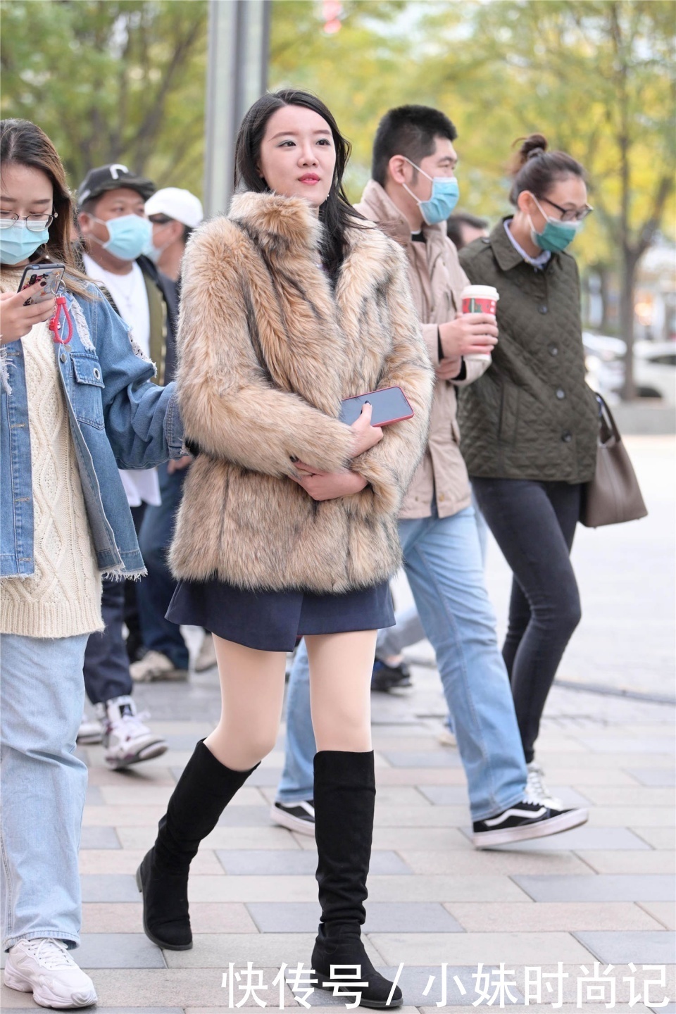 底裤|街拍:修身的打底裤搭配长靴,秋季搭配不单调,保暖还显身材苗条