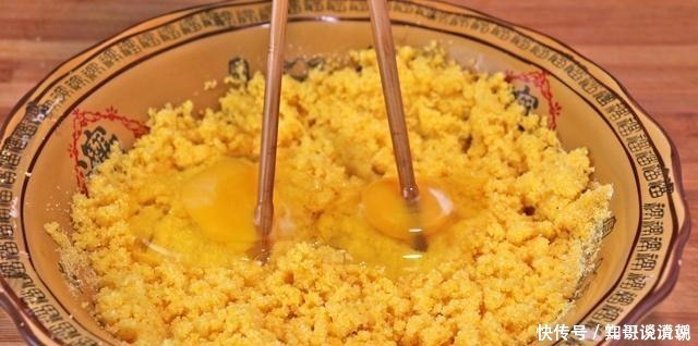烙饼|玉米面里打2个鸡蛋，比吃肉还香，我家每次做一大盘，上桌就扫光