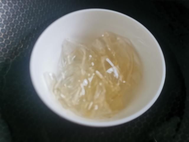  孩子在家吵着吃蛋糕，无奈之下自己动手给孩子做，孩子吃了一半