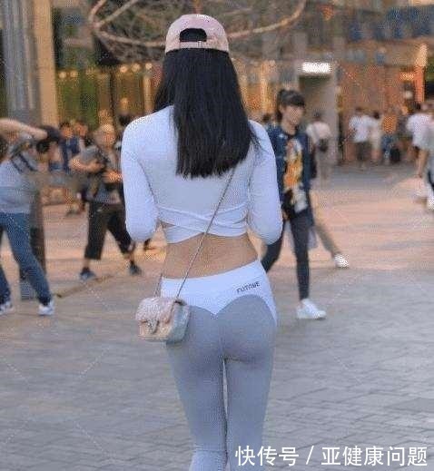 上衣 白色交叉上衣搭配灰色打底裤,舒服又个性,适合走休闲路线的女生!