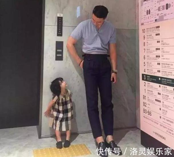 妈妈|“最嫩爸爸”接女儿放学惹人眼红,老师怀疑早恋,妈妈无奈亲爹