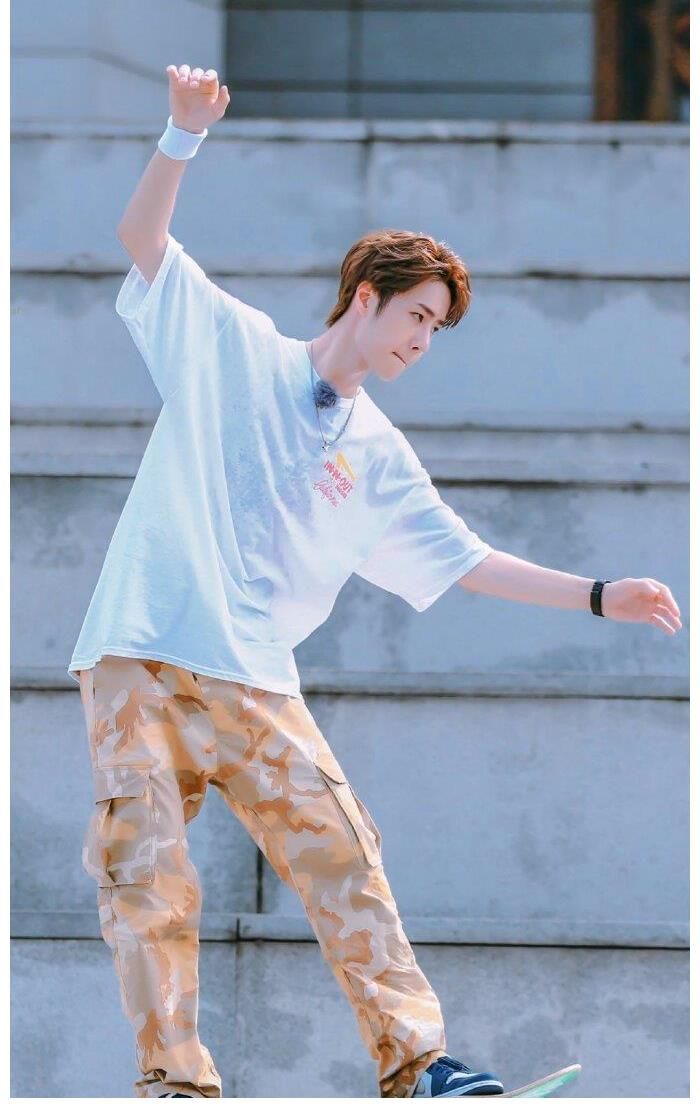 次元壁|從黃健翔和車霖老師嘴里聽(tīng)到王一博三個(gè)字，有種次元壁的破碎感~