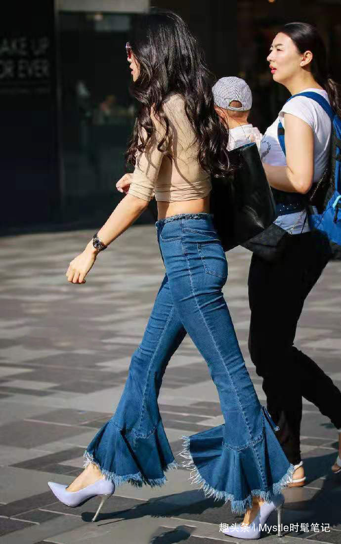 上衣 逛街这样穿真的超级nice，米黄色短打上衣+喇叭裤，魅力无法挡！