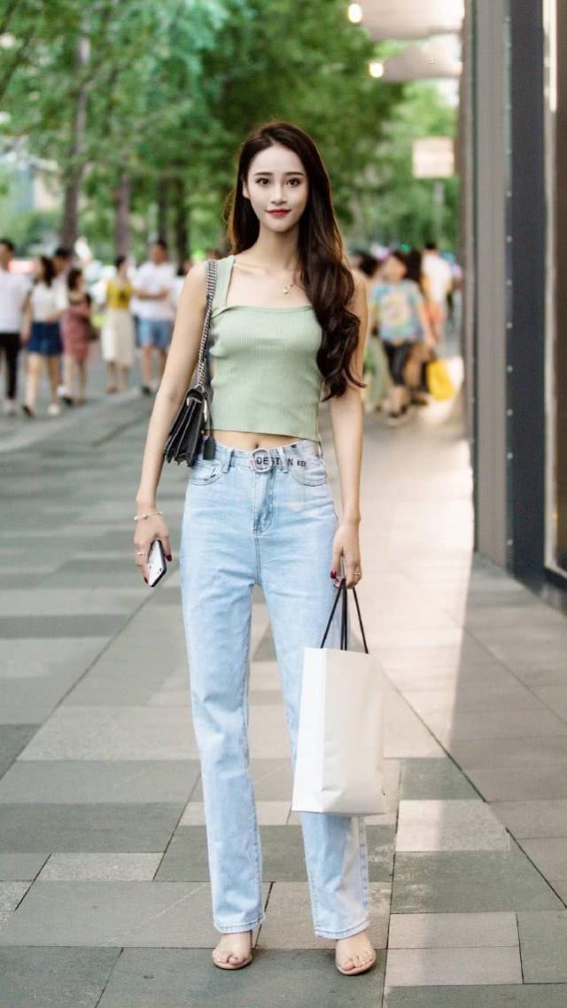 街拍街拍一貌倾城的美女,背心配黑色碎花裙,彰显完美好身材