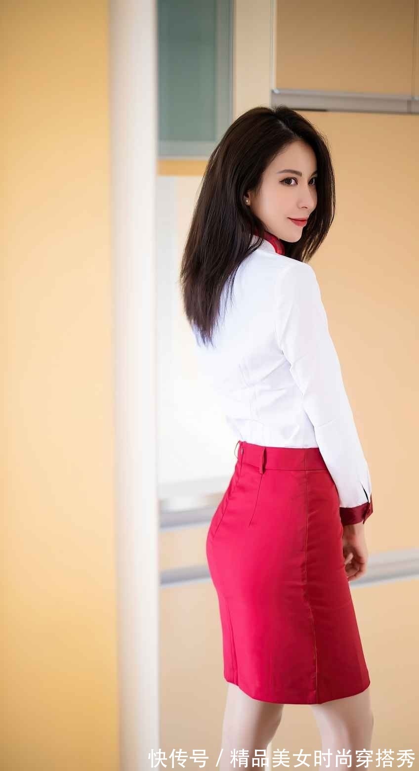 小姐姐 红色马甲搭配红色包臀裙,内搭白色衬衫,干练感十足又充满女人味