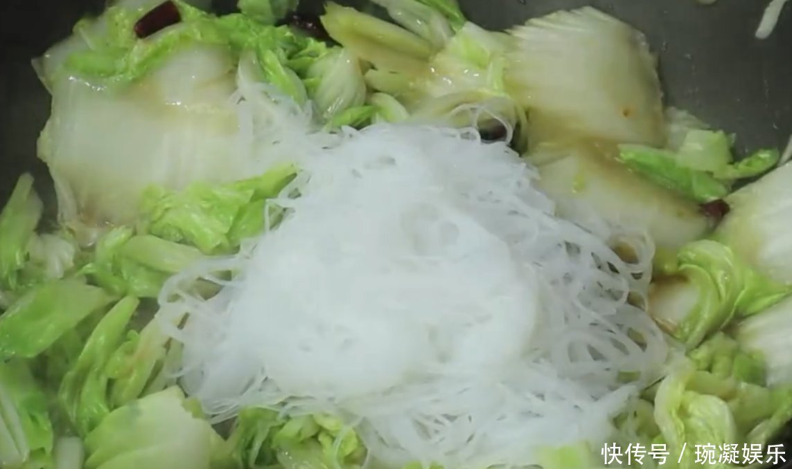 半颗白菜1把粉丝,简单一做,鲜香美味,白菜清脆,超级下饭