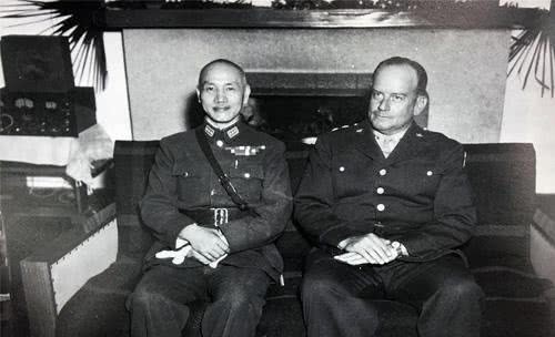 行董事长|不叫父亲叫总裁，蒋介石与蒋经国不是简单的父子关系