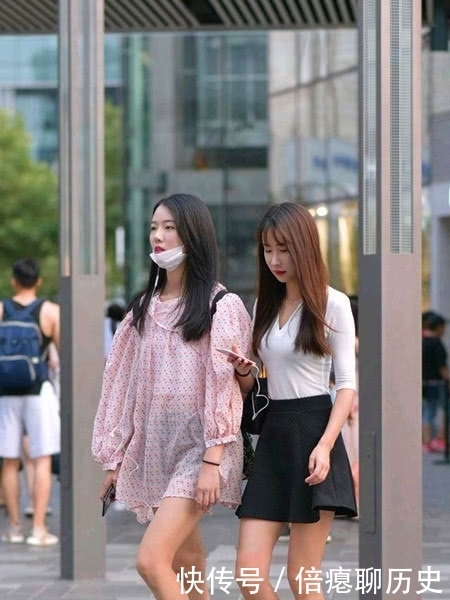 美丽|街拍,爱逛街的美女,用最简单的清爽搭配彰显自己的美丽与个性