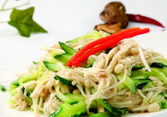 金针菇加一宝，常食血管畅通无阻，清肠排毒，女性不想显老可试试