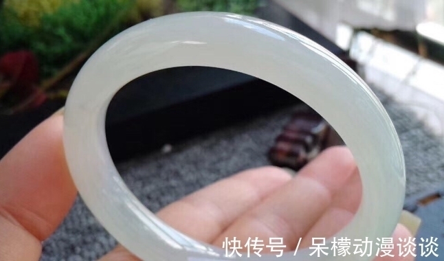 绿色|这种翡翠算什么样的档次?难道不是以绿色为尊吗?周韵带无色翡翠