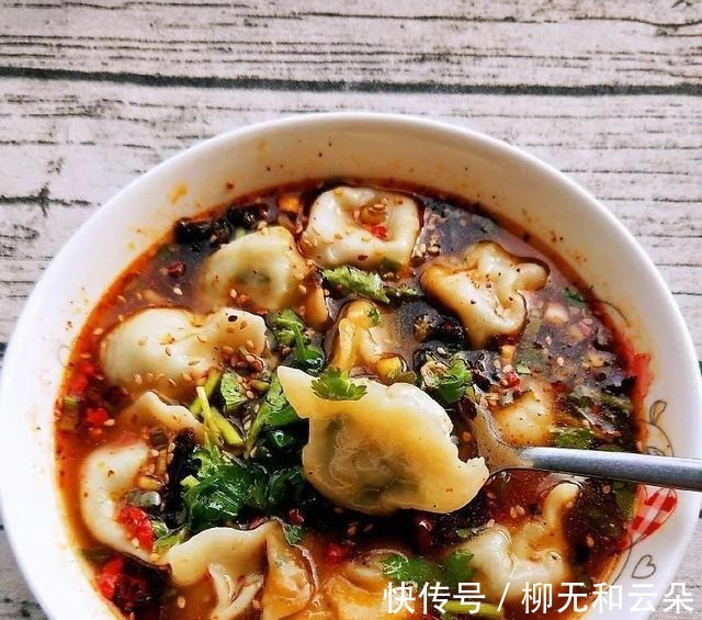 酸汤|饺子你是蘸酱油吃的吗可以换个吃法了，酸汤饺子让你百吃不腻！