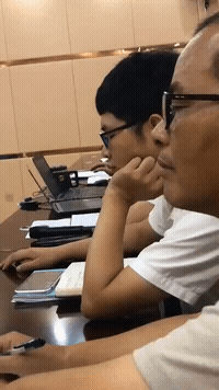 |搞笑GIF:当时妹子就急哭了 再也不穿裙子玩单杠了