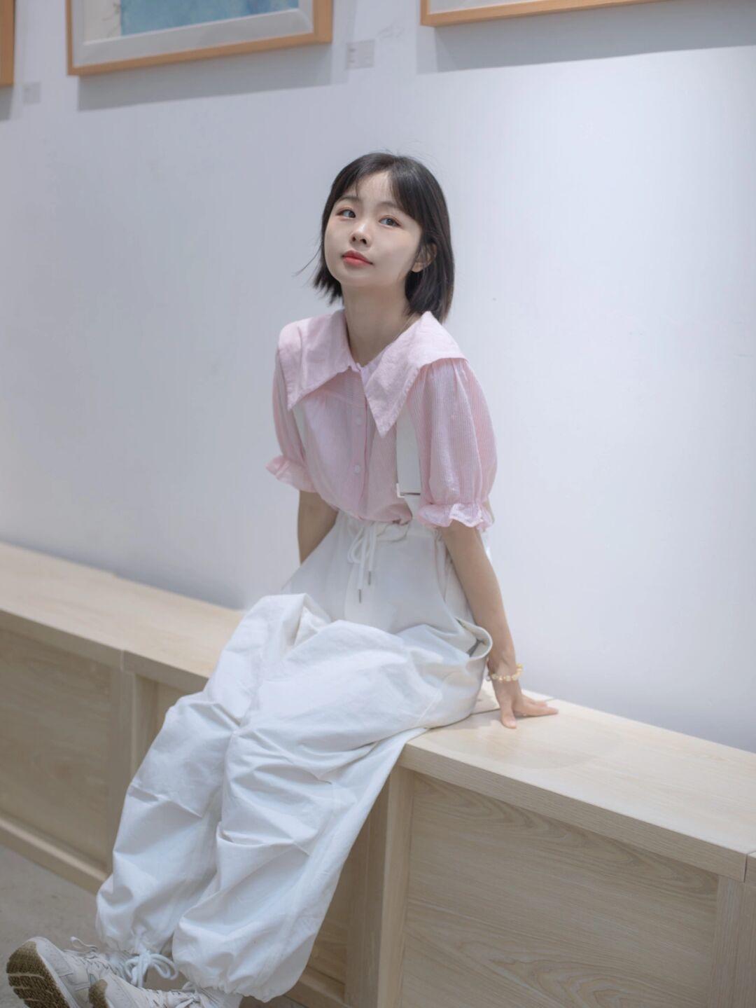 减龄|想要穿出少女感,不如试一试粉色衬衫+白色背带裤,穿起来元气十足!