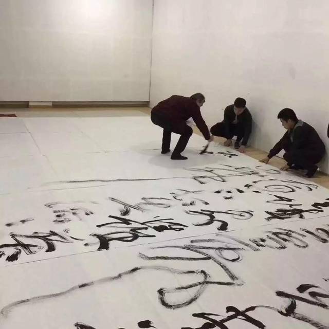 中书协副主席赤脚写狂草巨幅,长达14米,网友:看不懂写的是啥