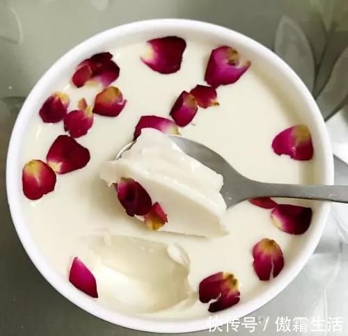 牛奶只会傻傻直接喝?学会这1招,不烤不蒸,做出孩子爱吃的甜品