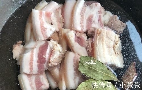 烧一个菜，我都不想再炒了，既是饭还是菜，酸香开胃，一碗吃不够