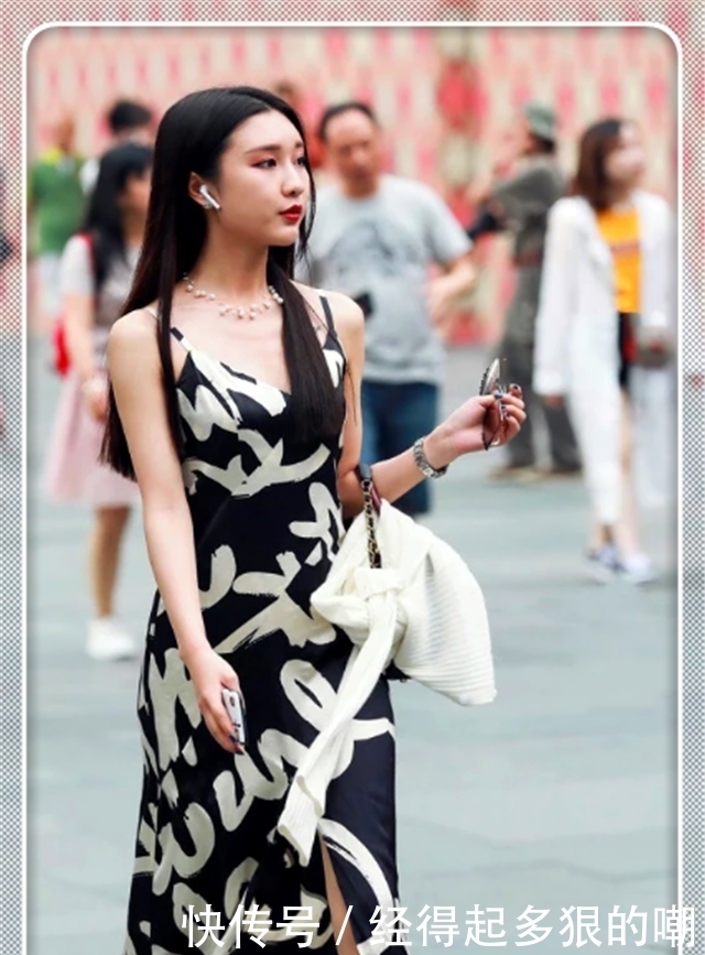 长发美女现身街上,一袭黑白印花连衣裙,不一小心成了路人的焦点