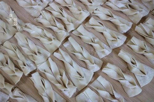 这小点心，外面卖12一斤，自己在家做，3元馄饨皮做一大筐