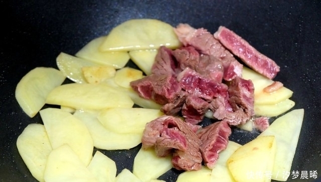 简单|牛排土豆做成家常炒菜,肉香土豆糯,做法简单营养好吃