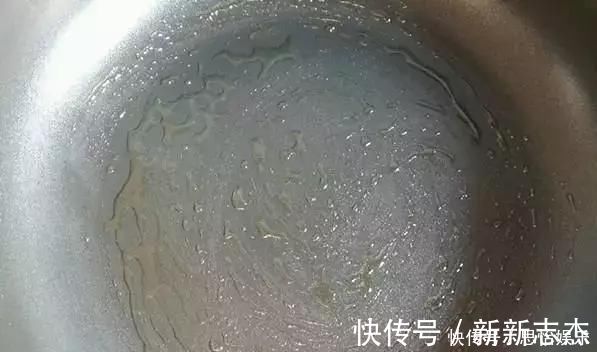 挂面|挂面别再煮着吃了,一点味道都没有!打个鸡蛋做成饼,味道好极了