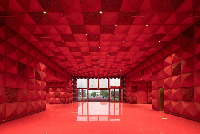 挑战|摇滚博物馆挑战地心引力、布满金色饰钉的建筑设计