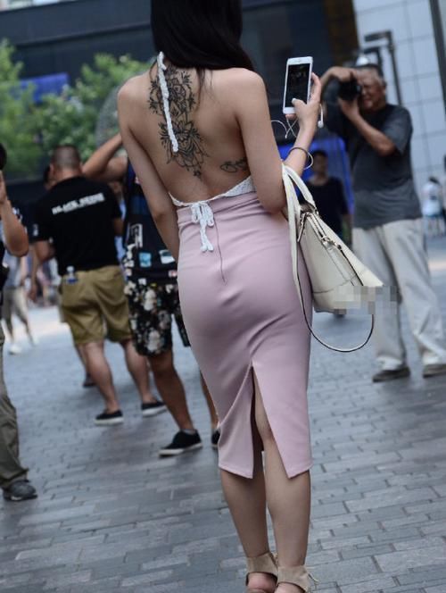 上衣|街拍:白上衣加粉裙子有亮点,妩媚女神仙气十足,时髦又美丽
