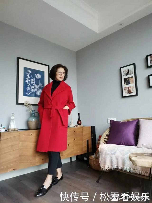 这才是60岁女人该有的打扮!呢大衣+高领衫,御寒减龄不输皮草