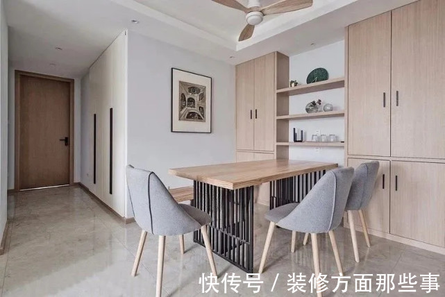 一家人|143平现代风四居室，一家人在客厅和谐互动，真的超级有爱