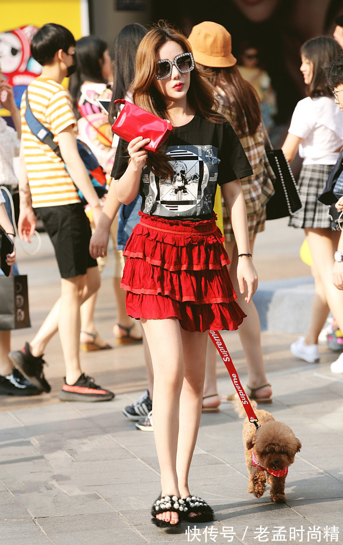 街拍|重庆街拍,百搭单品的T恤,舒服又随意,怎么搭配都好看!