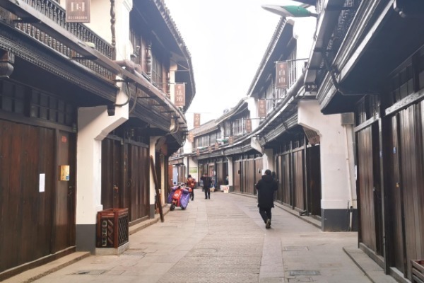 在繁华的上海寻找一处僻静之地,曾斥资