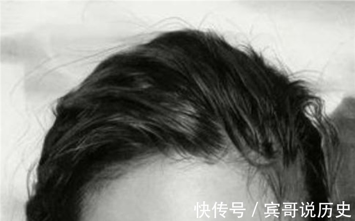 画家$年轻人画张雨绮戏水素描，放大16倍后，网友这画比单反还牛！