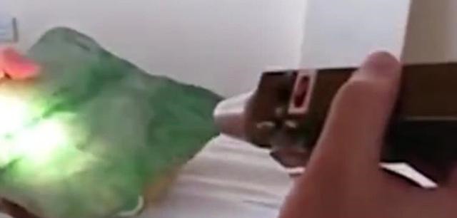 小贩 街边地摊上小贩悄悄告诉你那些10块的玉镯是哪里来的