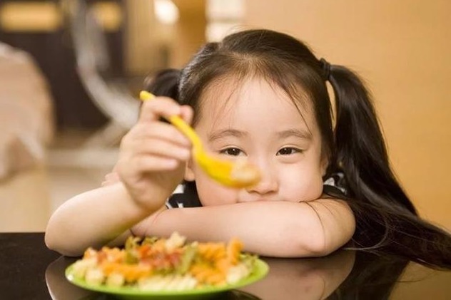 脾胃虚弱|5岁女孩脾胃虚弱,停止发育,儿科医生这3种食物别再纵容娃吃