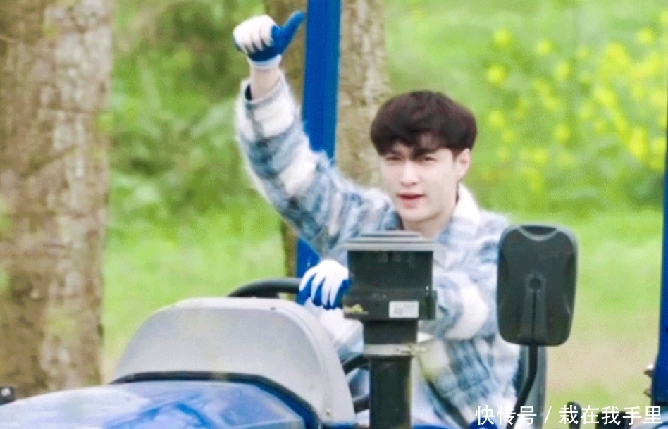 张艺兴拿到驾驶证,并晒出照片来炫耀,但大头照更令人注意