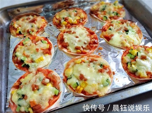 想吃披萨不用买，用饺子皮做一盘，好吃简单便捷，馅料非常足