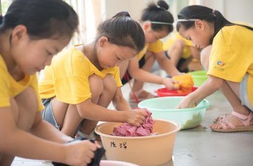 你还在这样给孩子洗衣服父母的粗心，最后伤害到却的是孩子